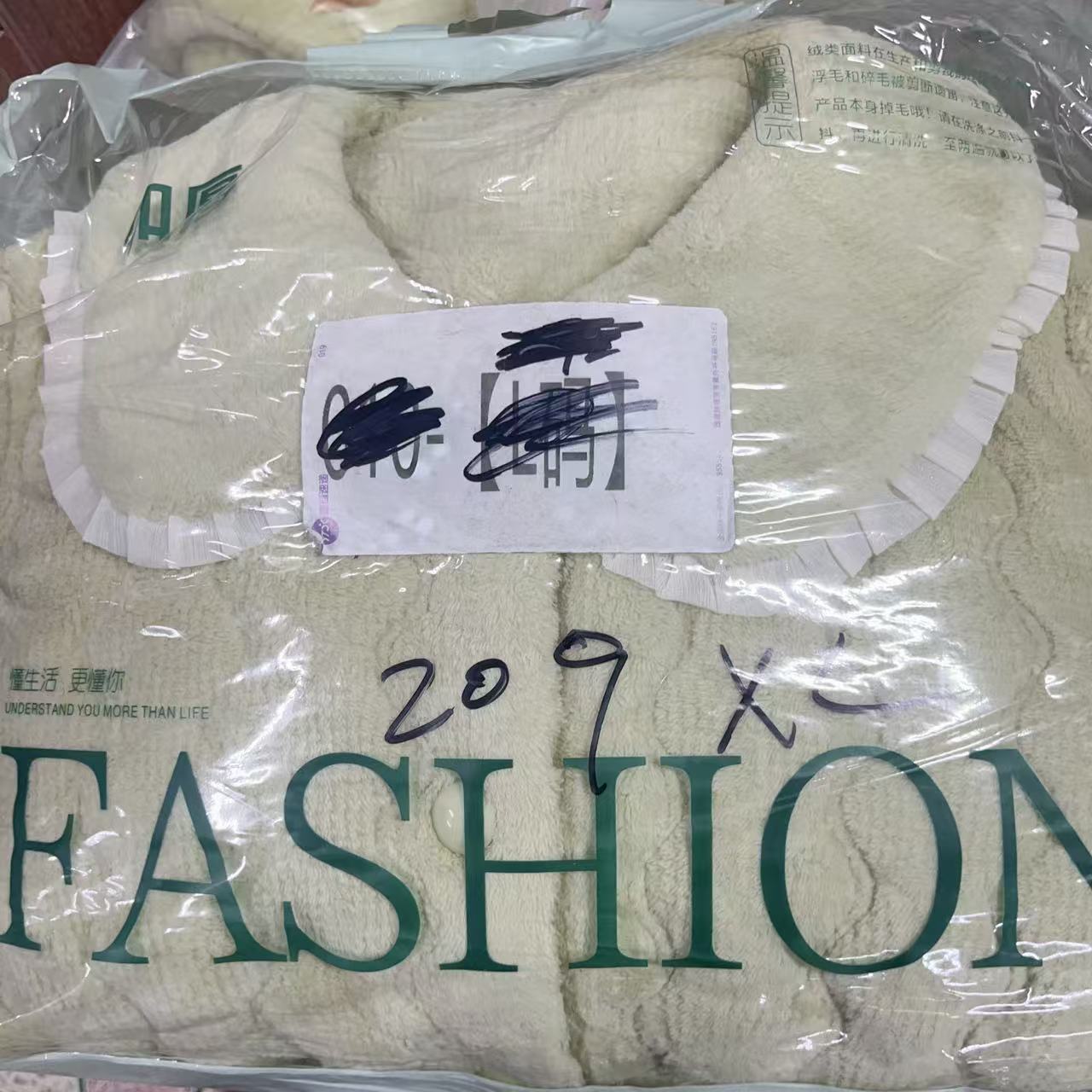 【209】冬季女士雪糕暖肤绒精品高货翻领三层夹棉加厚