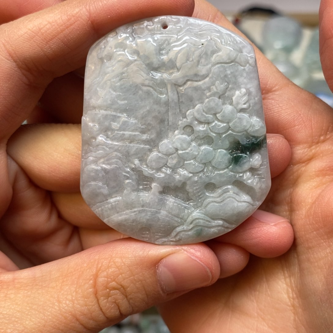翡翠颈饰未镶嵌山水