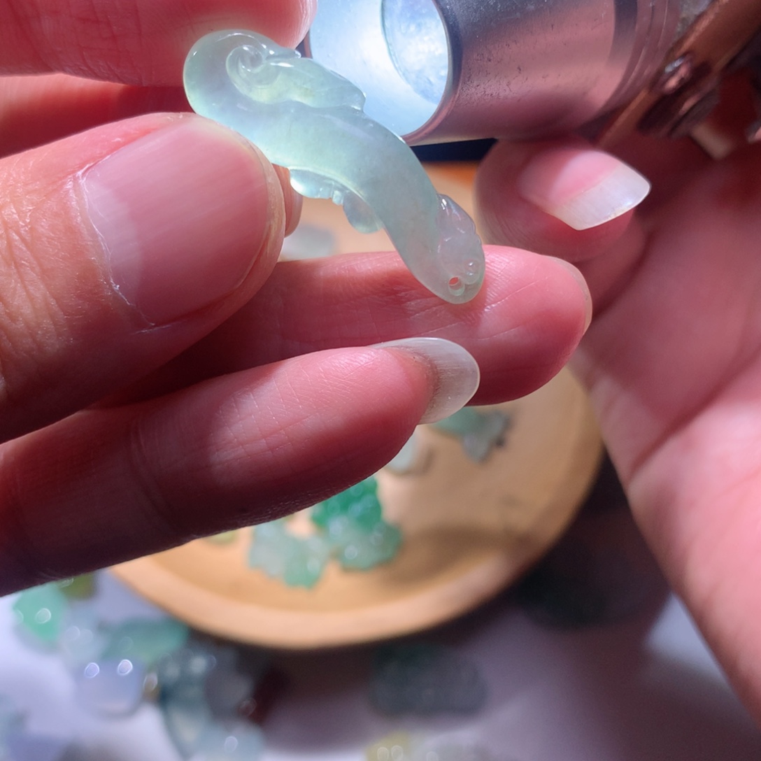 翡翠未镶嵌颈饰如意勾