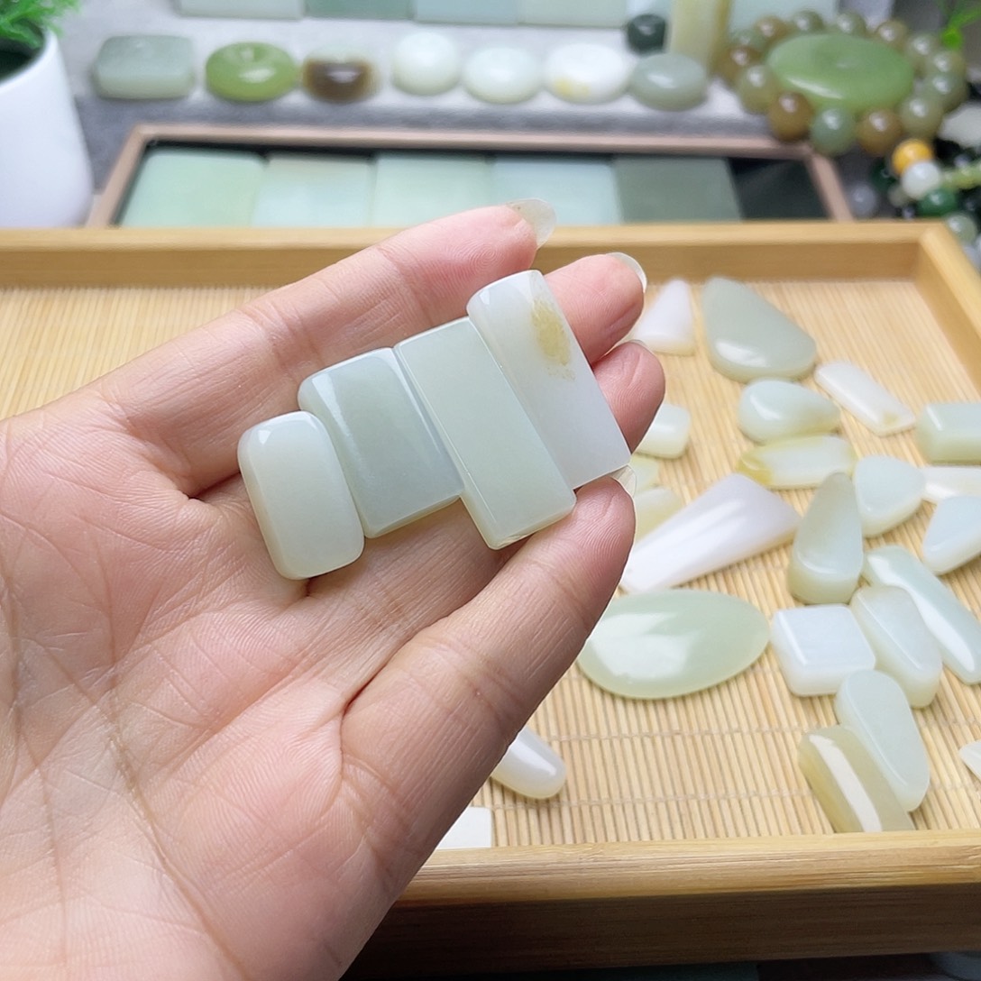 颈饰未镶嵌和田玉（糖玉）半**归