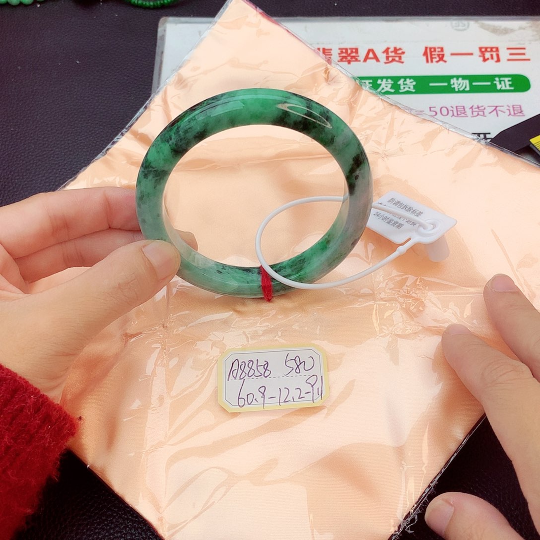 翡翠手镯未镶嵌翡翠