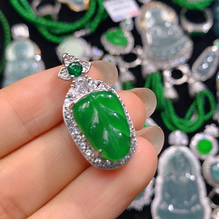 翡翠颈饰未镶嵌翡翠