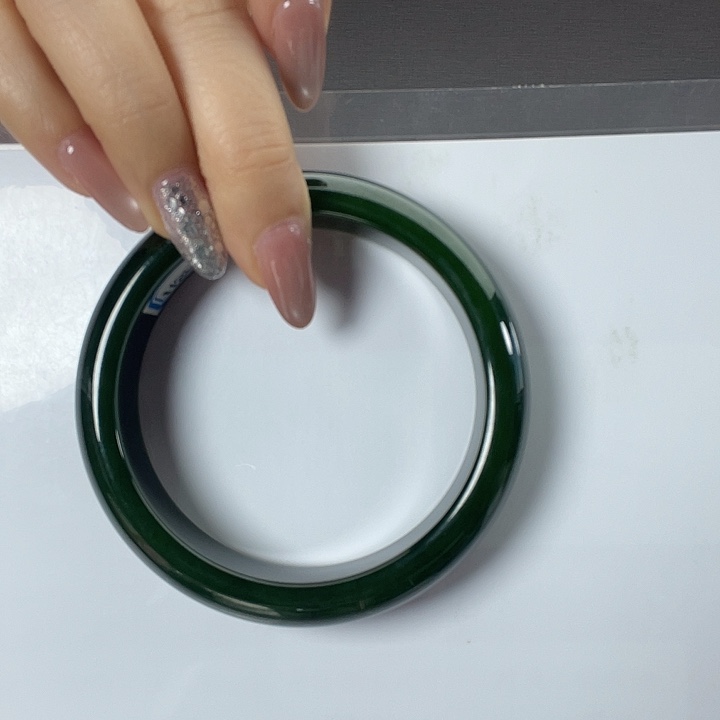 同***姐和田玉未镶嵌手镯