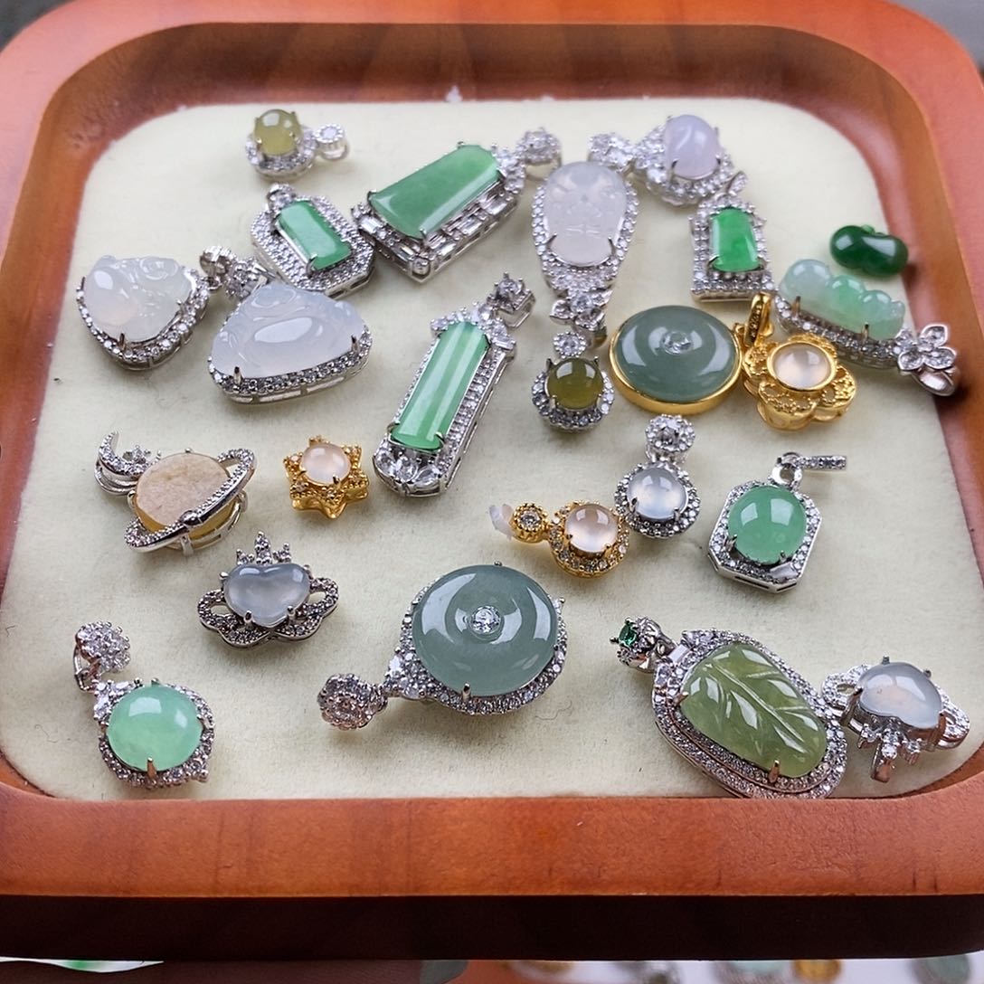 翡翠颈饰未镶嵌小吊坠