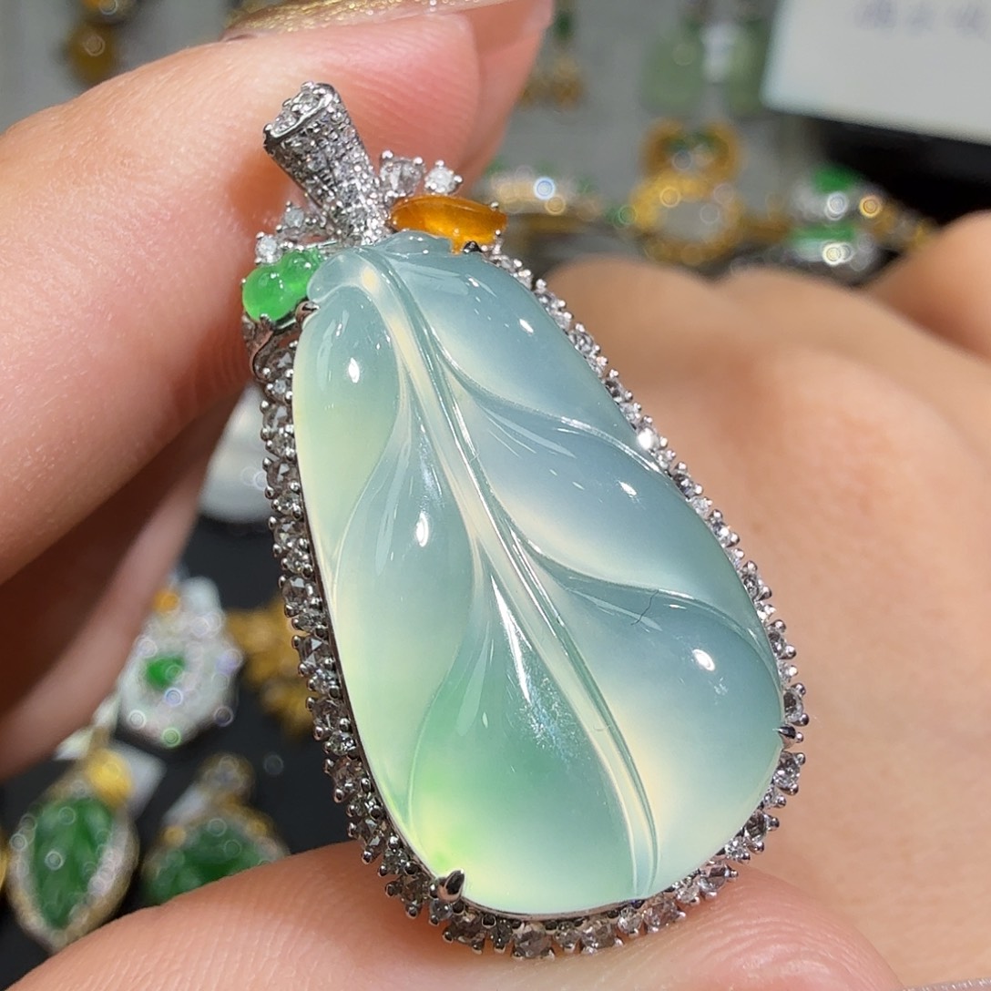 翡翠18K金镶嵌颈饰