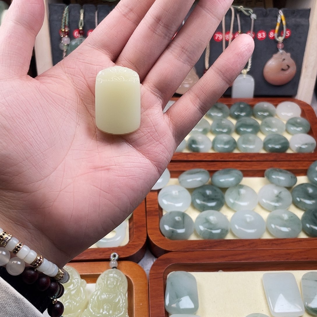 石英质玉未镶嵌颈饰