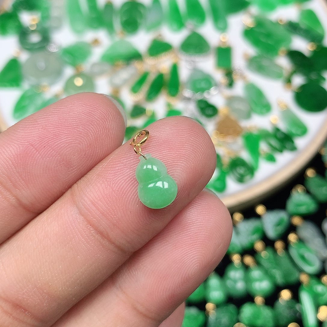 翡翠配石18K金扣 小巧精美飘阳绿小葫芦