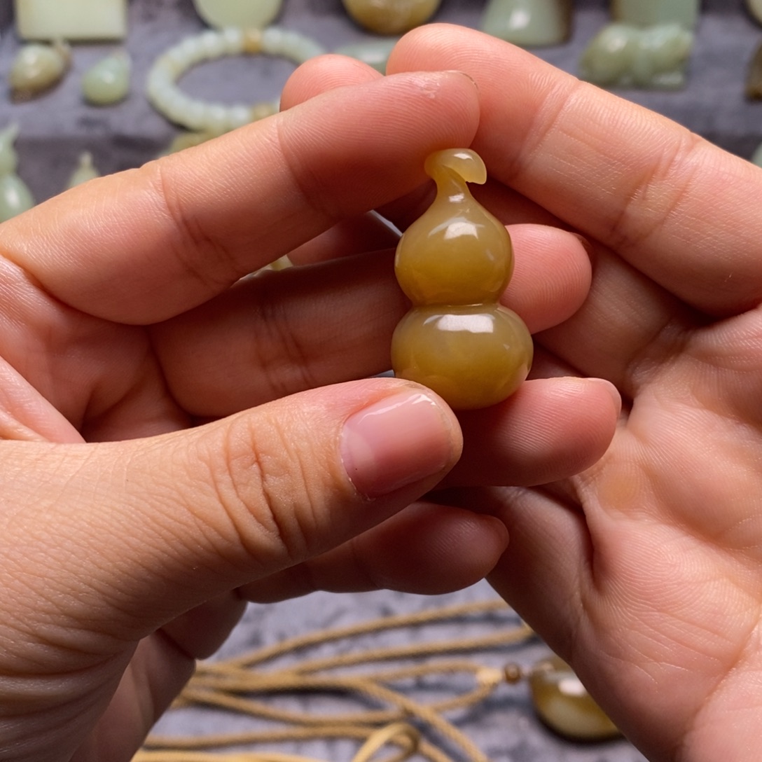 喜***羊和田玉（糖玉）未镶嵌颈饰