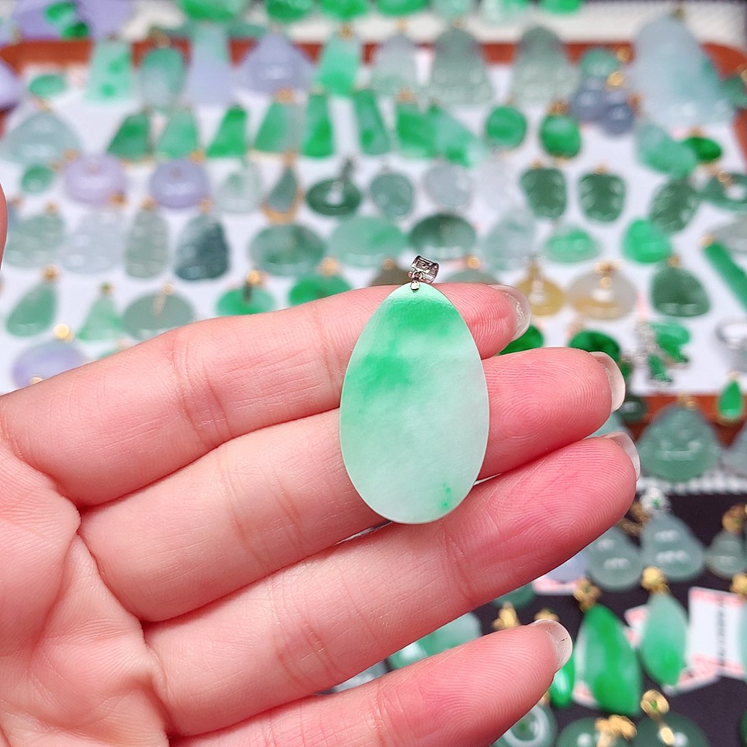 翡翠颈饰18K金镶嵌天然翡翠A货