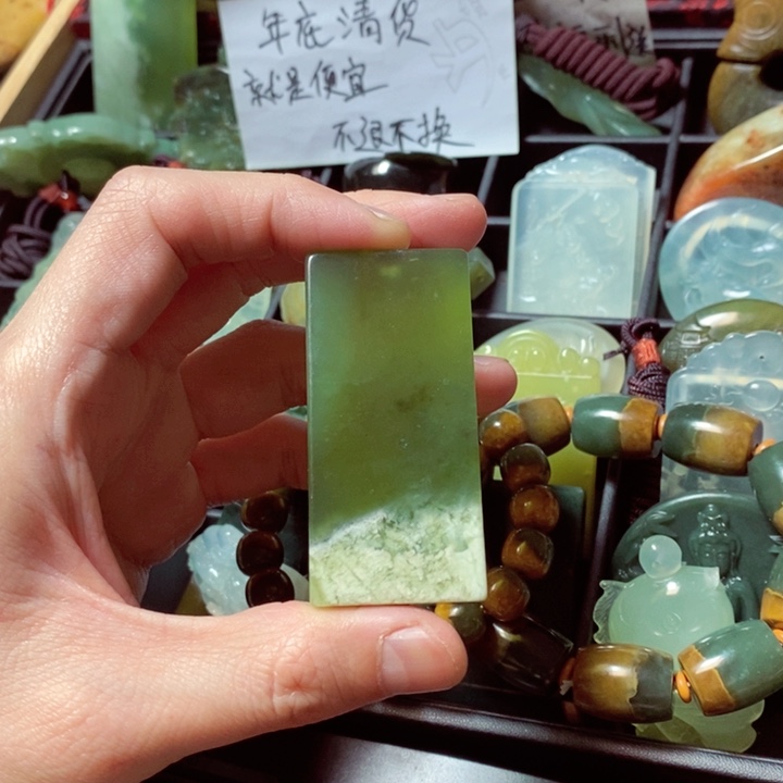 蛇纹石玉颈饰未镶嵌