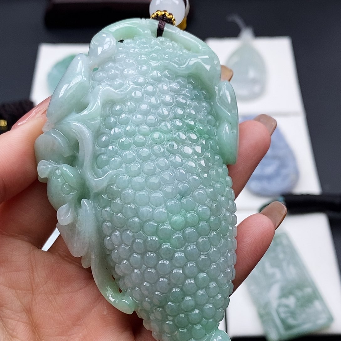 翡翠颈饰未镶嵌一****周翡翠