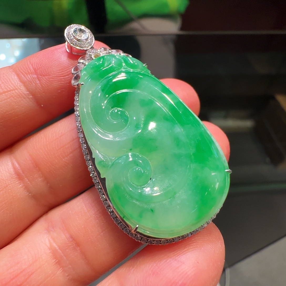 翡翠18K金镶嵌颈饰