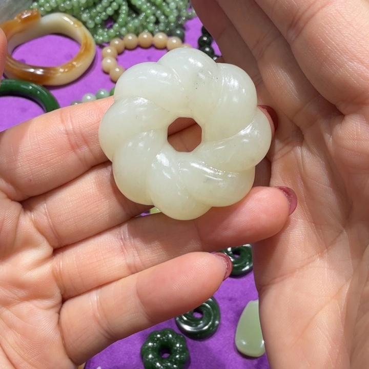 M***a和田玉未镶嵌颈饰