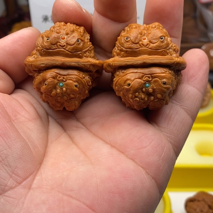 雕刻福蛙狮子头文玩核桃