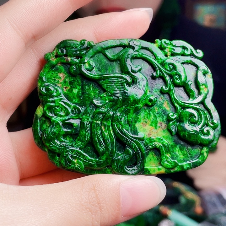 翡翠未镶嵌颈饰多样性