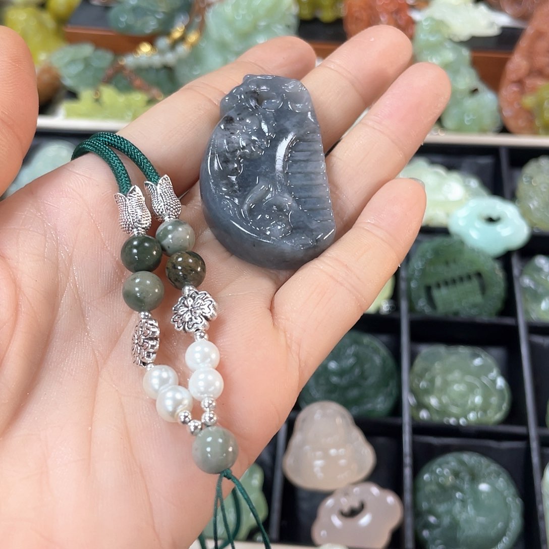 蛇纹石玉颈饰未镶嵌