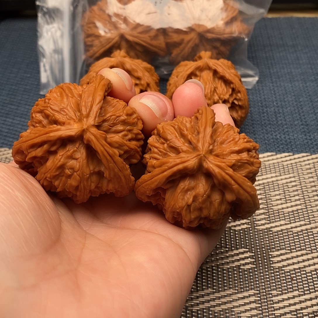 Y***仁文玩核桃吊坠三棱