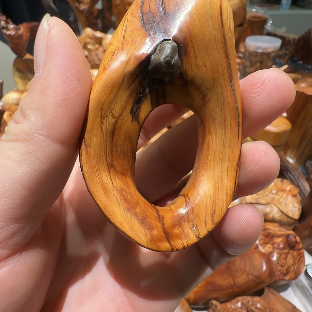 老***孩柏木（崖柏）太行抱石意境镂空手把件