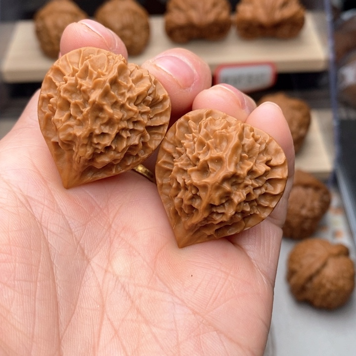 核桃把件欧**都珊瑚塔核桃