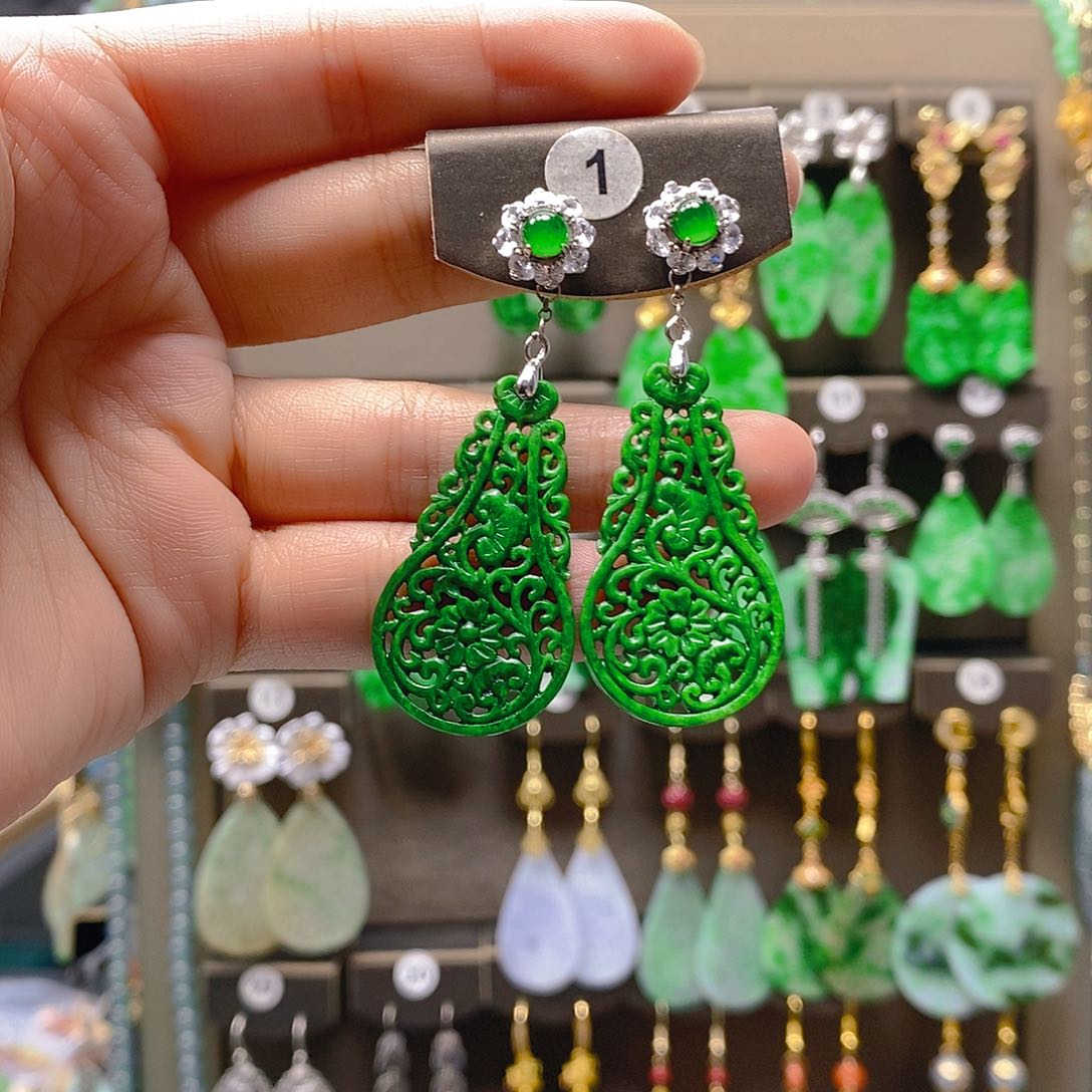 未镶嵌翡翠耳饰为***天翡翠