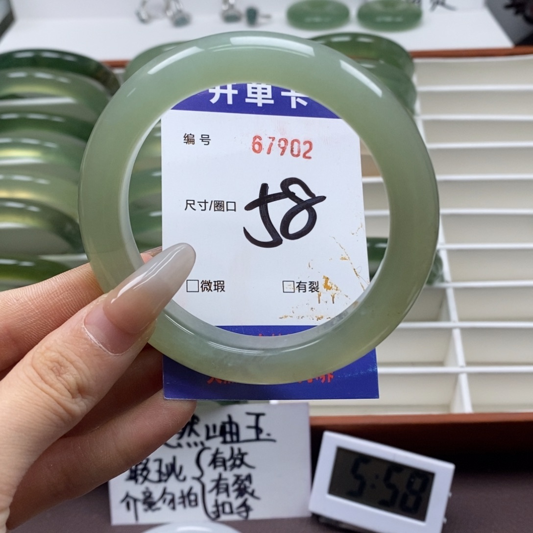 蛇纹石玉手镯未镶嵌