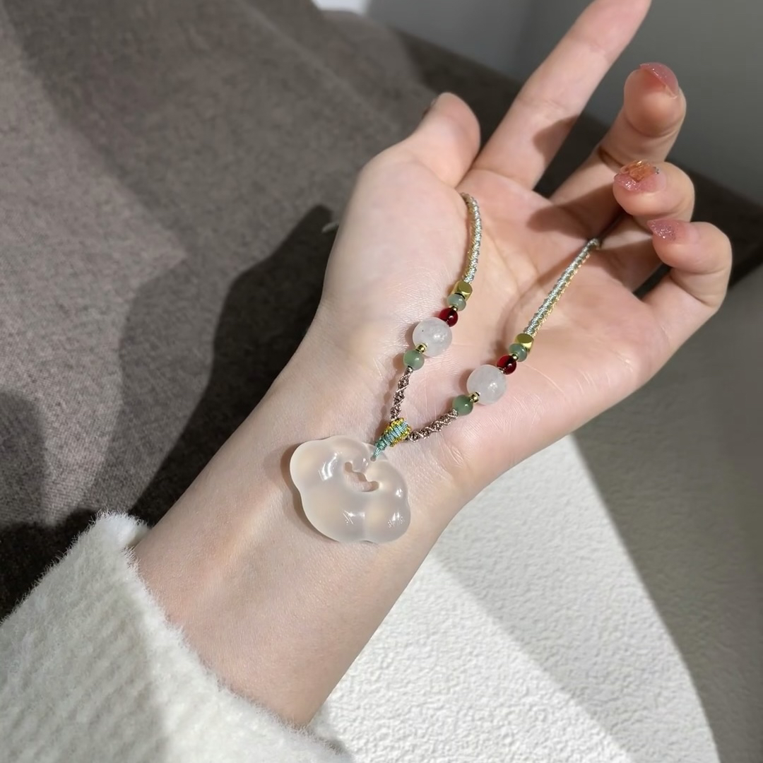 天然玉石玛瑙冰白祥云锁吊坠女士项链尺寸约30手工编绳百搭饰品