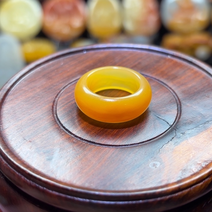 杨***可石英质玉（黄龙玉）未镶嵌颈饰