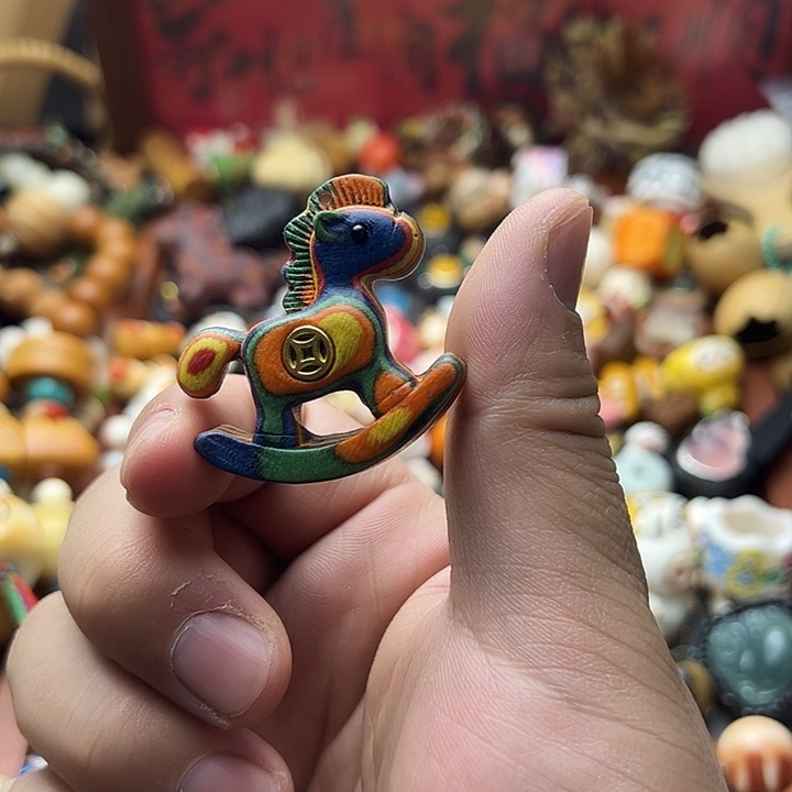 非金属彩虹木马吊坠