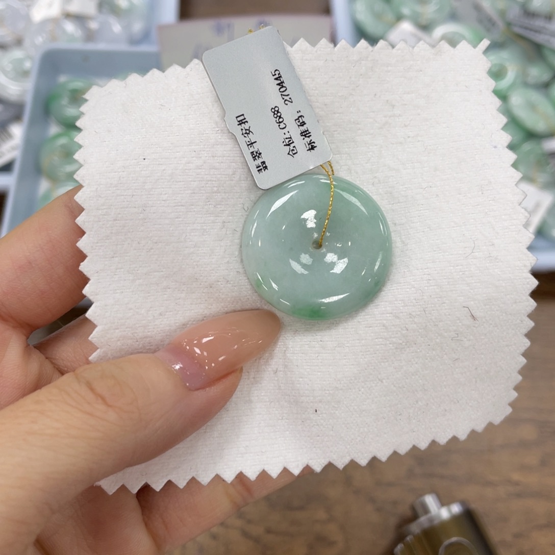 翡翠未镶嵌颈饰平安扣