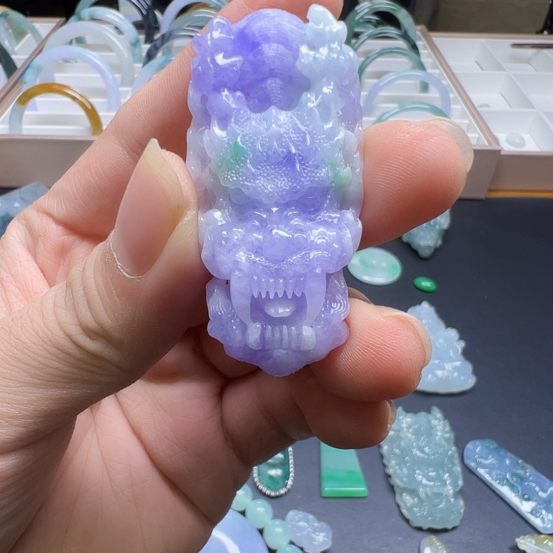 翡翠未镶嵌颈饰龙牌