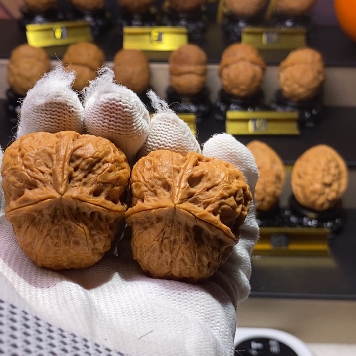 文玩核桃把件虎头奔三棱