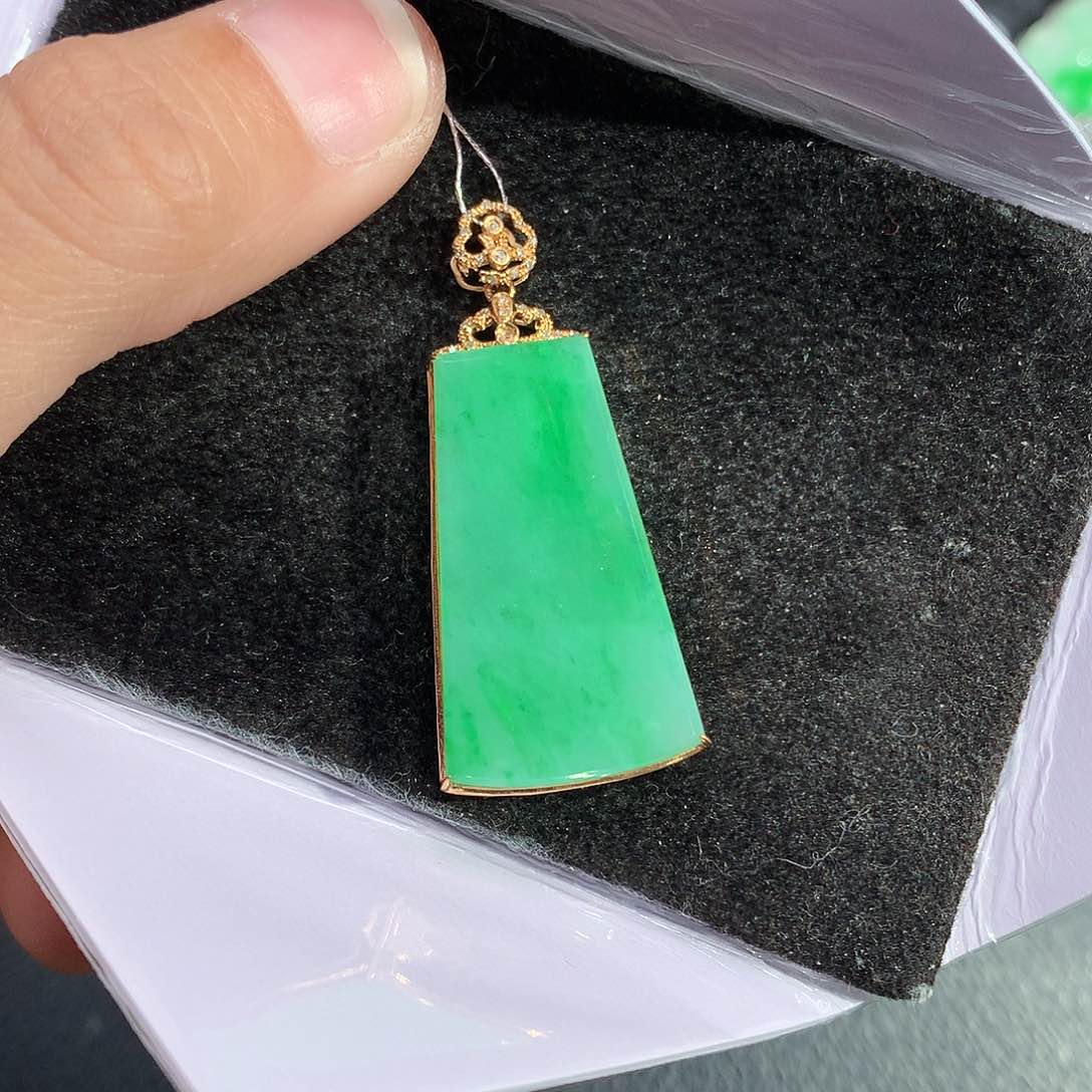 翡翠吊坠(赠链)18K金镶嵌