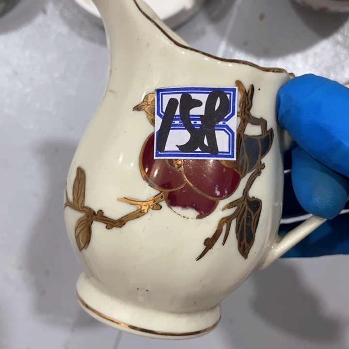 瓷片春蕾红果雕金奶缸微瑕疵