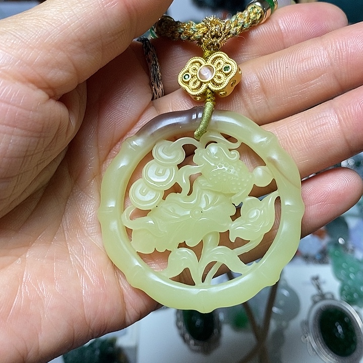 翡翠未镶嵌吊坠(赠链)