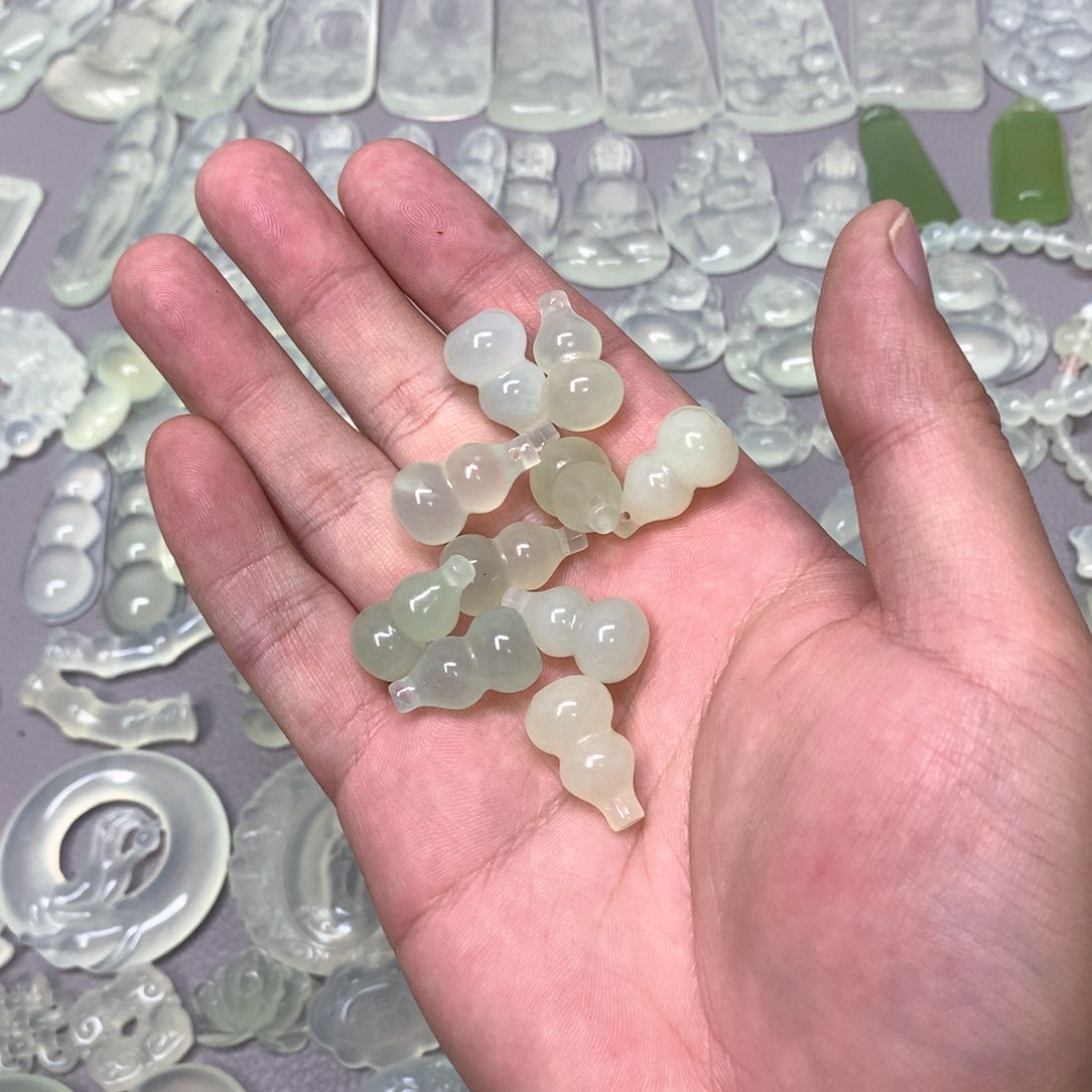 蛇纹石玉颈饰未镶嵌