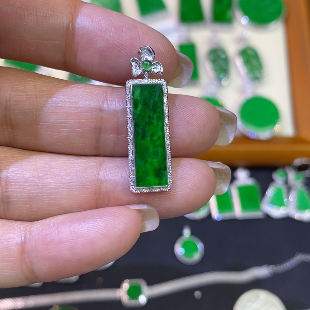 翡翠吊坠(不含链)18K金镶嵌吊坠