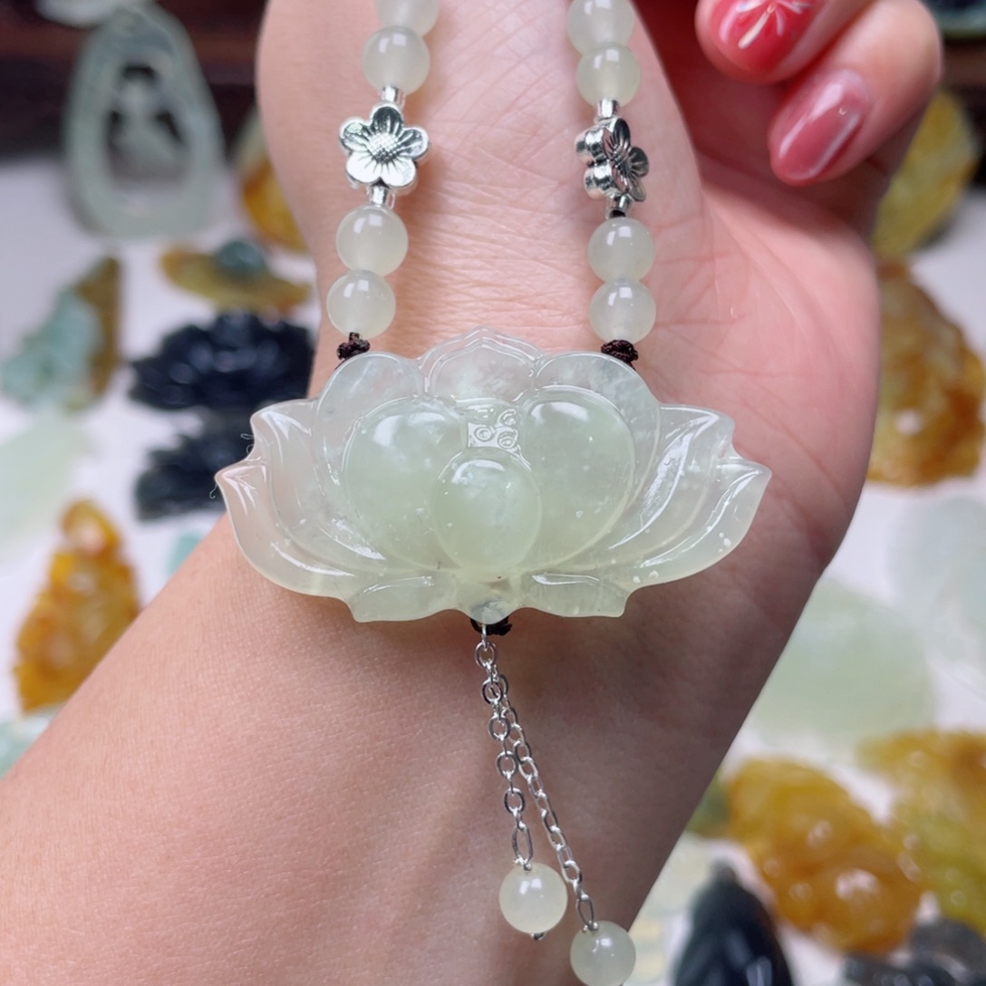 蛇纹石玉颈饰未镶嵌