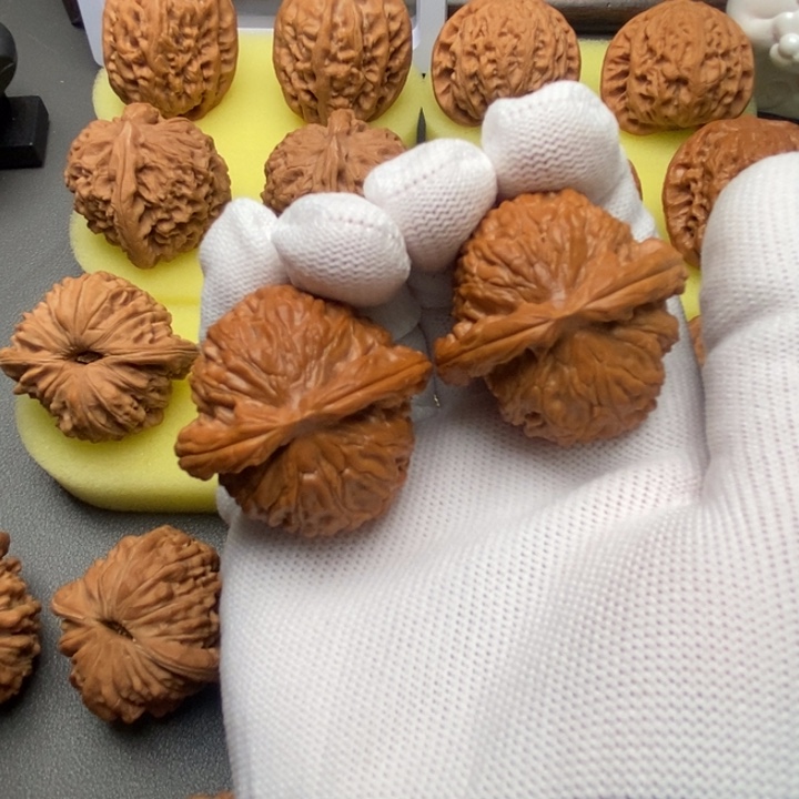 文玩核桃吊坠白狮子38