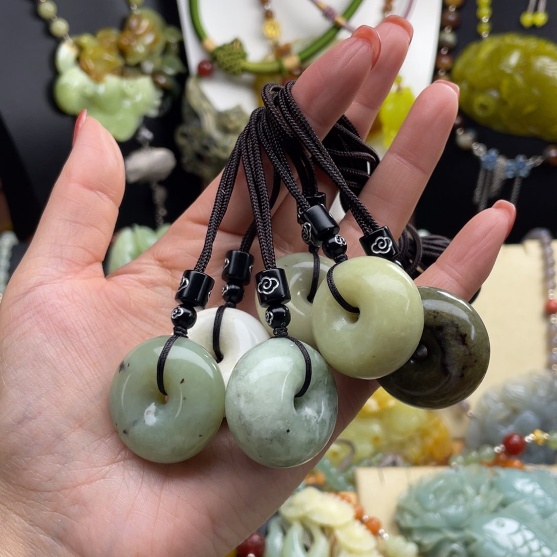 未镶嵌蛇纹石玉颈饰