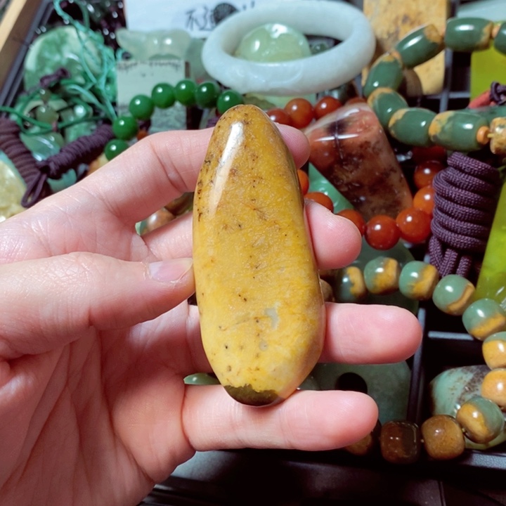 蛇纹石玉颈饰未镶嵌