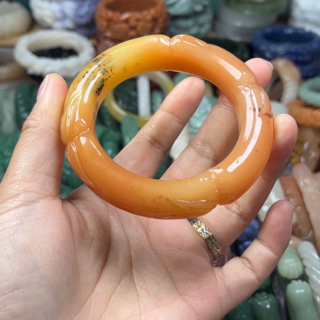 石英质玉未镶嵌雕花手镯56圈口
