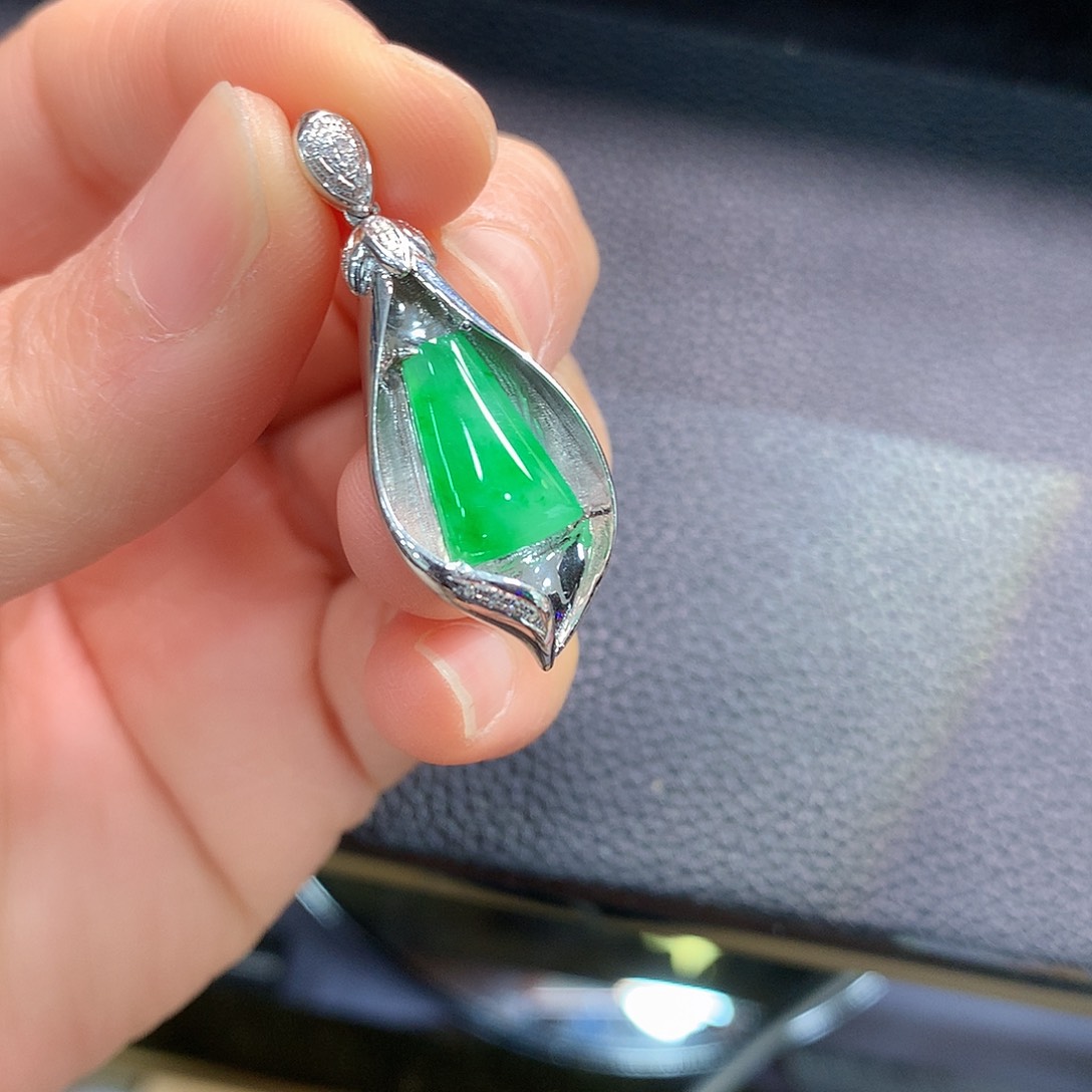 翡翠颈饰18K金镶嵌兰花