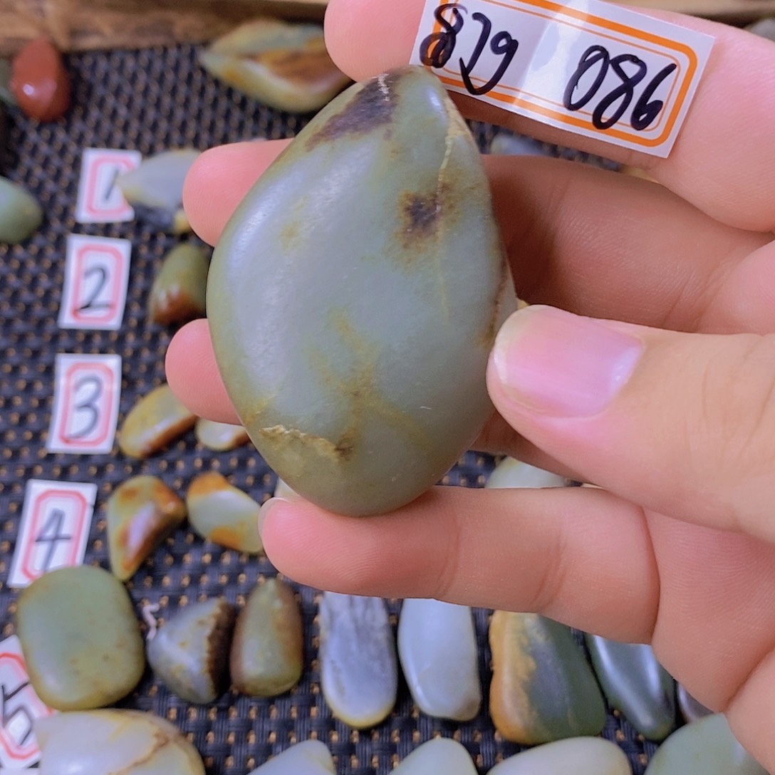 颈饰未镶嵌和田玉（糖玉）
