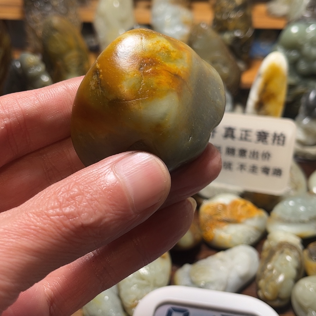 刀***仔和田玉未镶嵌颈饰