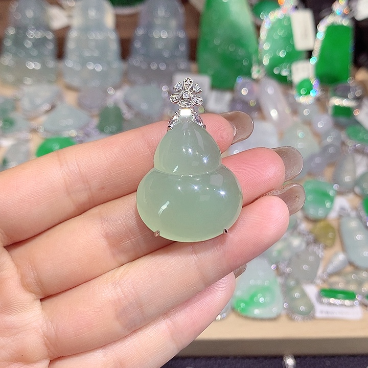 翡翠18K金镶嵌颈饰葫芦