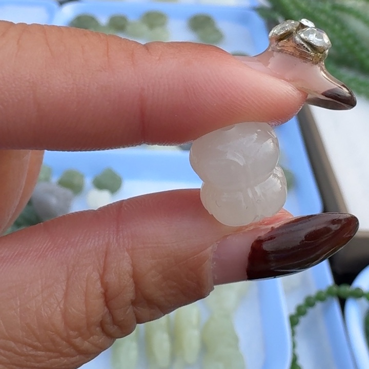 和田玉未镶嵌颈饰眼睛