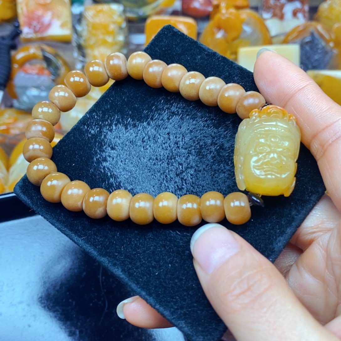 未镶嵌石英质玉（黄龙玉）颈饰