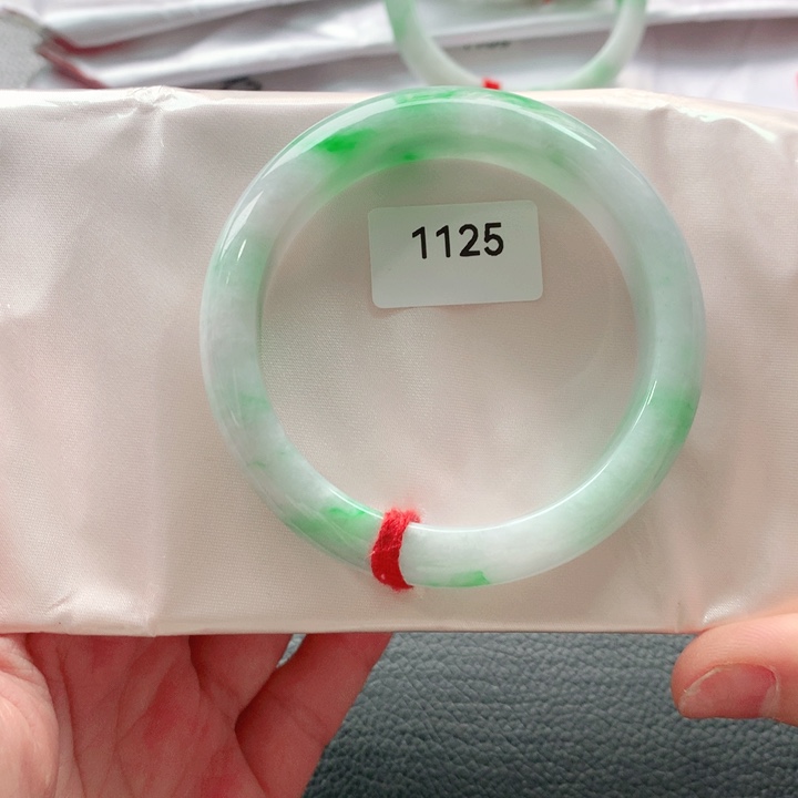 翡翠手镯未镶嵌天然翡翠手镯