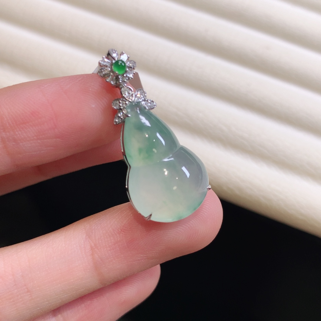 翡翠颈饰18K金镶嵌葫芦