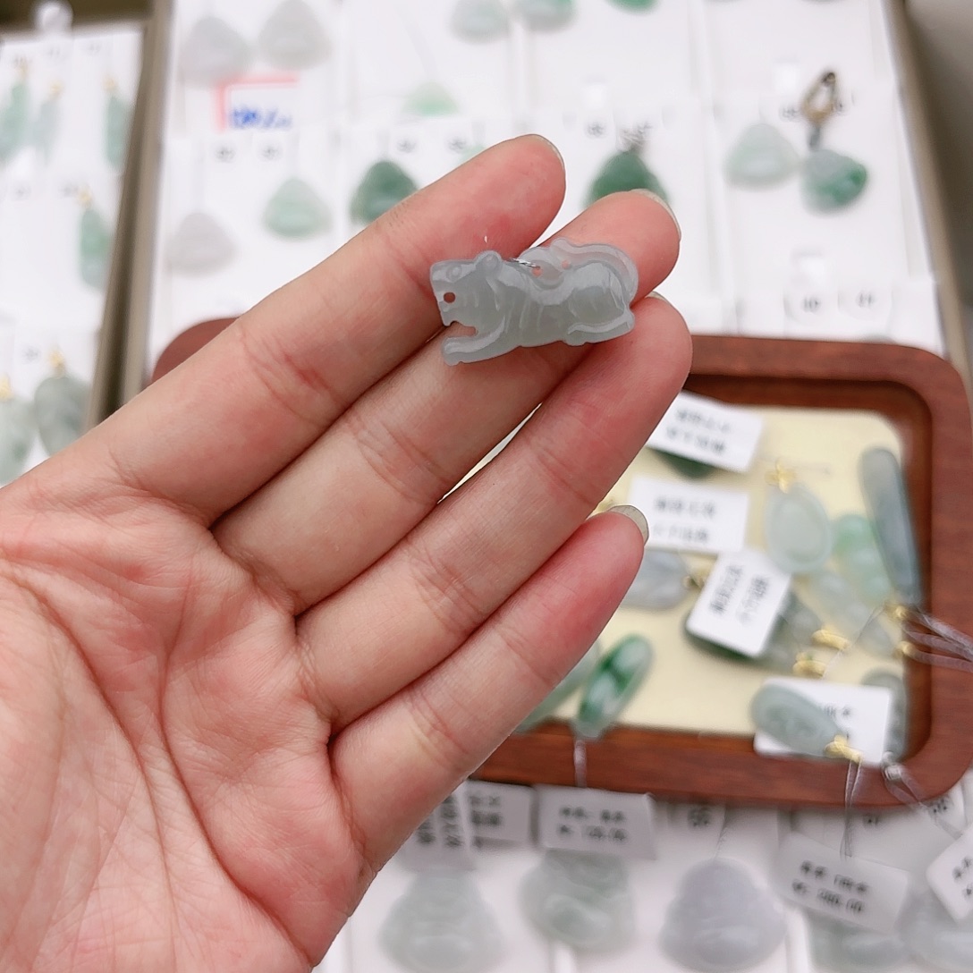 翡翠颈饰未镶嵌虎